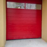 Průmyslová vrata s prosklenou lamelou - červená