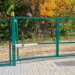 Křídlová brána lakovaná, výplň systémové pletivo