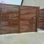 Křídlová brána s pohony, lakovaná s atypickou designovou výplní