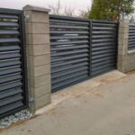 Posuvná brána po kolejnici, branka plotový dílec, celohliník antracit