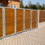 Skládací křídlová brána s dřevěnými plaňkami