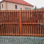 Vjezdová křídlová brána s pohony Somfy Axovia